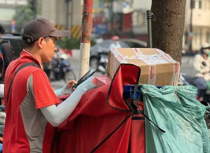 Tài xế công nghệ `đốt` sức khỏe mưu sinh giữa nắng nóng