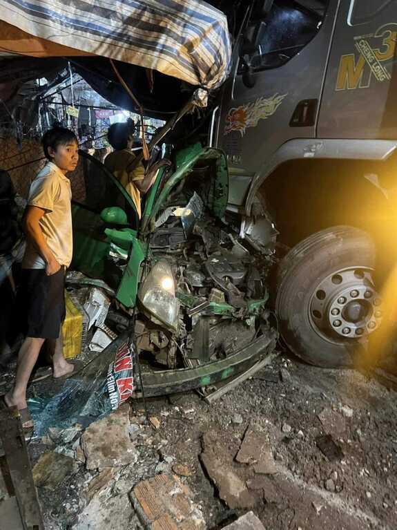 Taxi chở 3 người bị xe tải tông bẹp dúm, tài xế tử vong