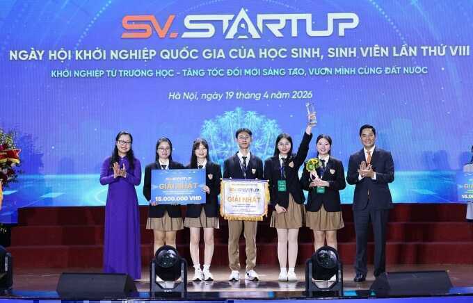 Học sinh chế keo bôi vết thương từ trà, rẻ bằng 1/10 hàng ngoại