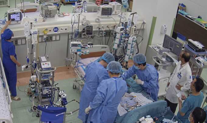 Sốt nhẹ một ngày, bé 10 tuổi suýt ngừng tim