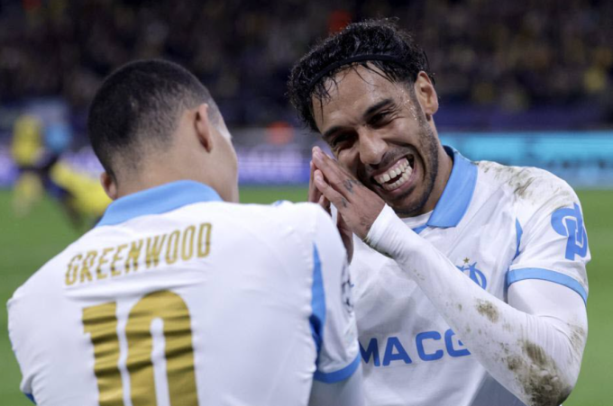 Aubameyang xịt bình cứu hỏa vào quan chức Marseille