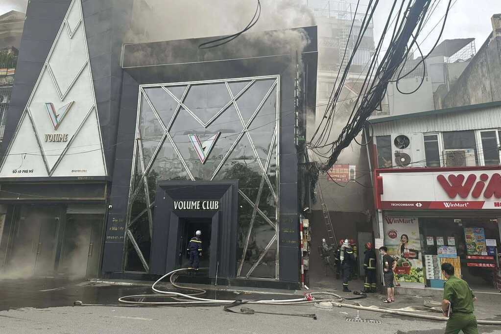 Đang cháy quán bar Volume Club ở Hà Nội