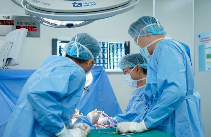 Đau lưng, phát hiện u cột sống