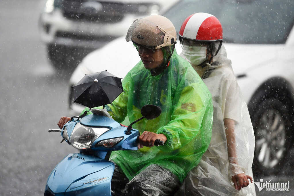 Nắng nóng lan rộng cả nước, không khí lạnh vẫn `rình rập` gây mưa giông ở miền Bắc
