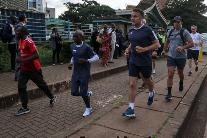 Tổng thống Pháp chạy bộ cùng Kipchoge