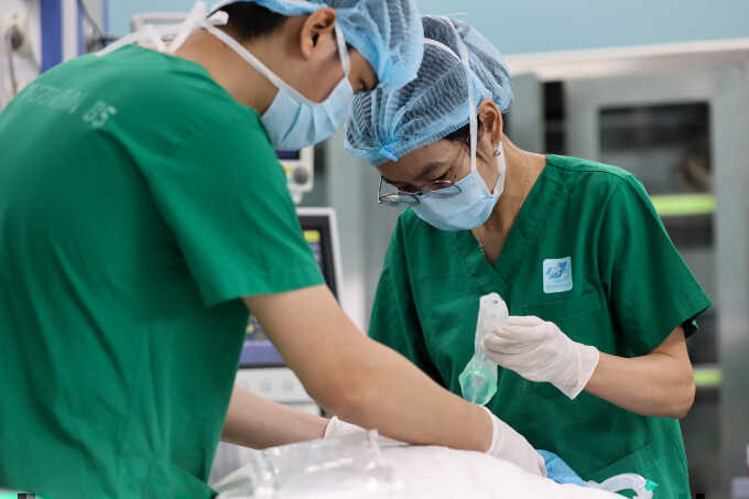 Người đàn ông 40 tuổi dị dạng `cậu nhỏ` vì tiêm silicon tăng kích cỡ