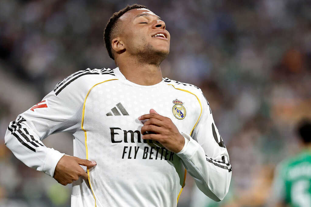 Real Madrid: Mbappe méo mó và bài toán cho Mourinho