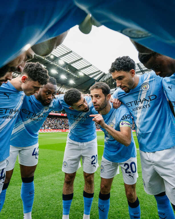 Man City thắng trận đá bù, đuổi sát Arsenal