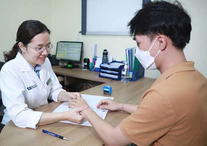 Ngón tay không duỗi thẳng được là bệnh gì?