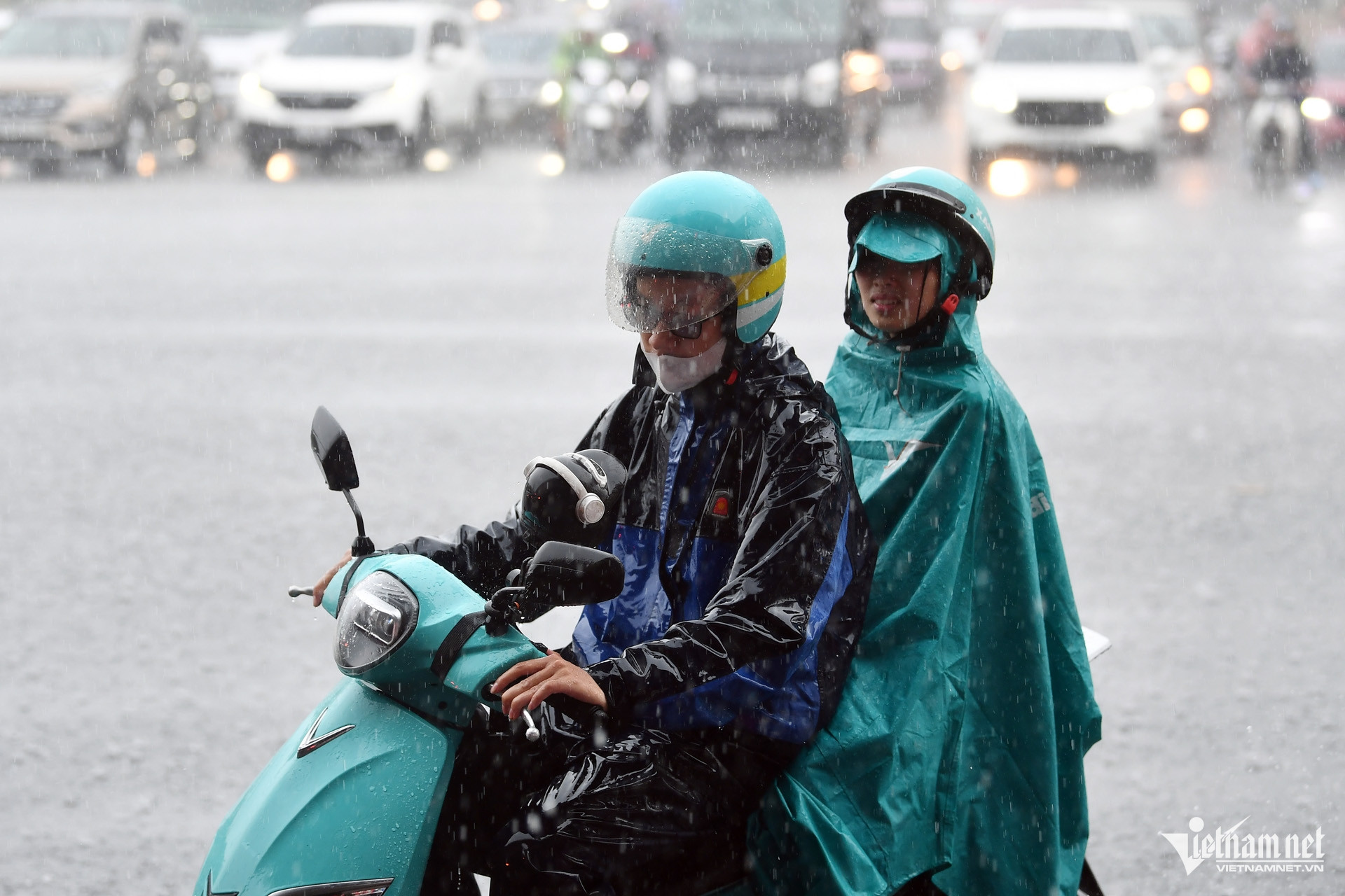 Dự báo thời tiết 17/5/2026: Miền Bắc và Nam Bộ mưa rầm rầm, Hà Nội giảm 5 độ