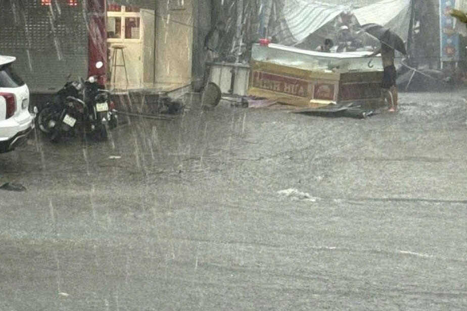 Tủ tiệm vàng bị giông lốc cuốn bay ra đường
