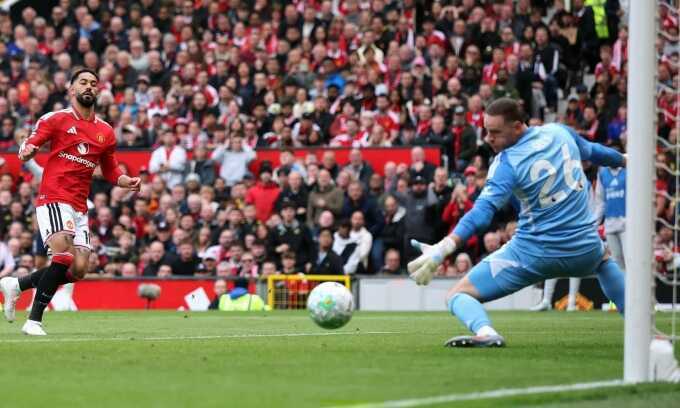 Man Utd thắng Nottingham trong ngày trọng tài phản đối VAR