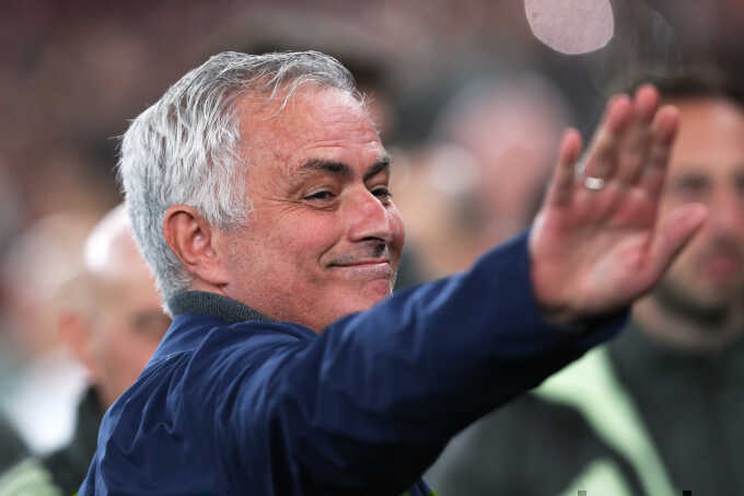 Mourinho: `99% tôi ở lại Benfica`