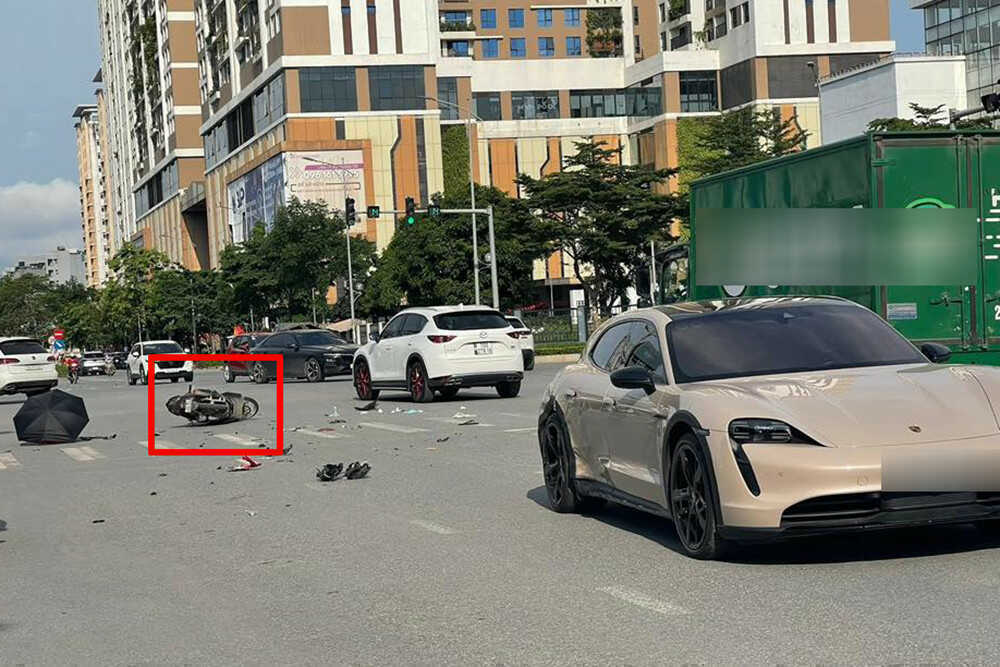 Xe máy biến dạng sau cú va chạm với ô tô Porsche trên đường ở Hà Nội