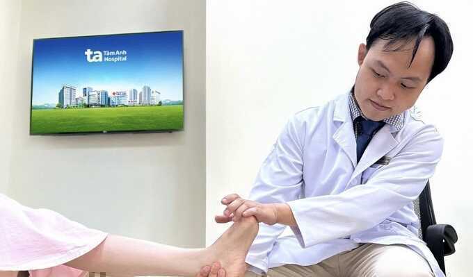 Chân vòng kiềng khi lớn có tự hết không?
