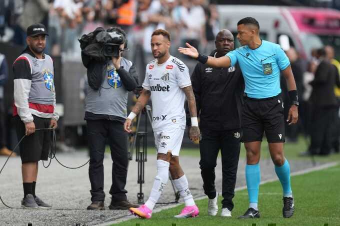 Neymar bị thay nhầm