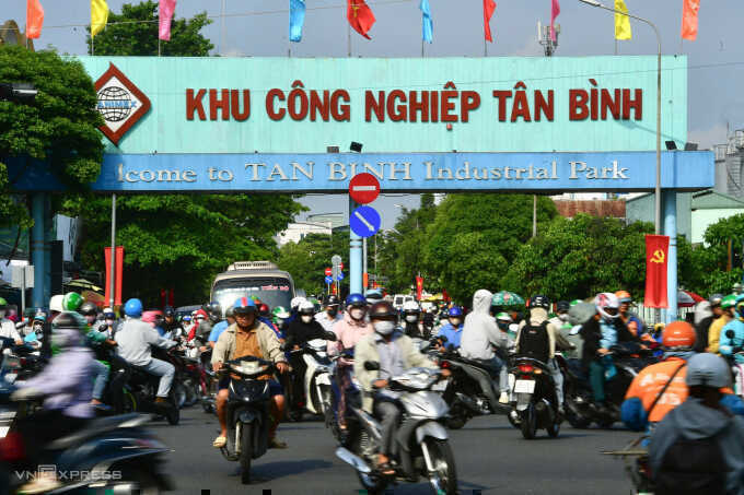 TP HCM hụt hơi trên `đường ray cũ`
