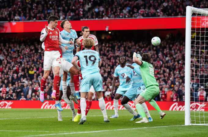 Arsenal tiến sát ngôi vương Ngoại hạng Anh