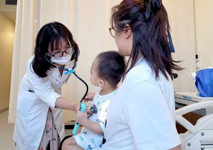 Bé trai đồng nhiễm vi khuẩn, virus