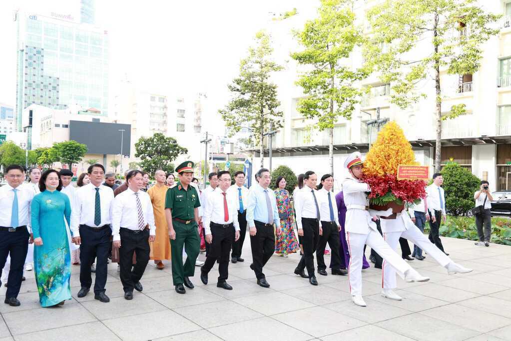 Bí thư Trần Lưu Quang cùng đoàn lãnh đạo TPHCM dâng hoa Tượng đài Bác