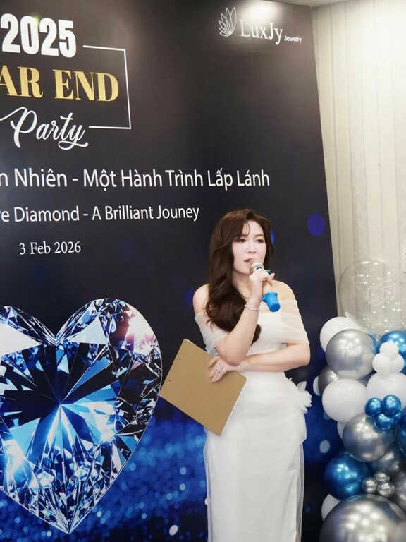 CEO LuxJy Jewelry trực tiếp bán hàng trên livestream