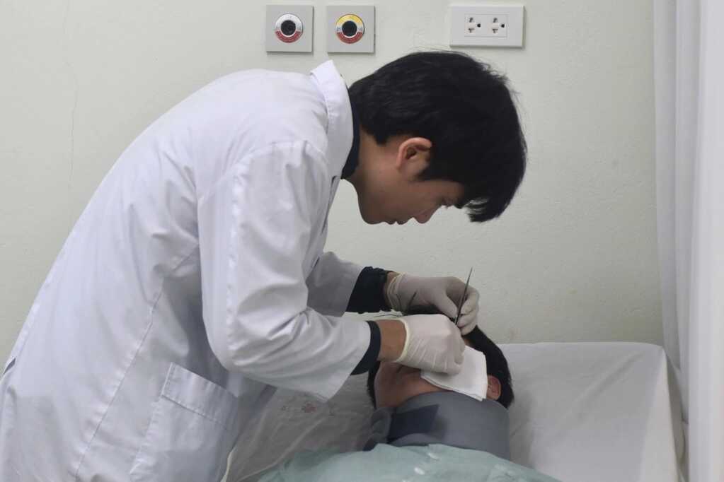 Cô gái nhập viện vì biến chứng sau tiêm filler ~tai phật~