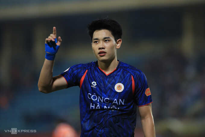 Đình Bắc liên tục ghi bàn, Quang Hải áp sát kỷ lục kiến tạo ở V-League