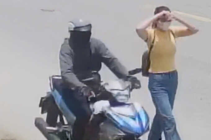 Dùng dao tấn công nhiều người để giải vây cho đồng phạm cướp vàng