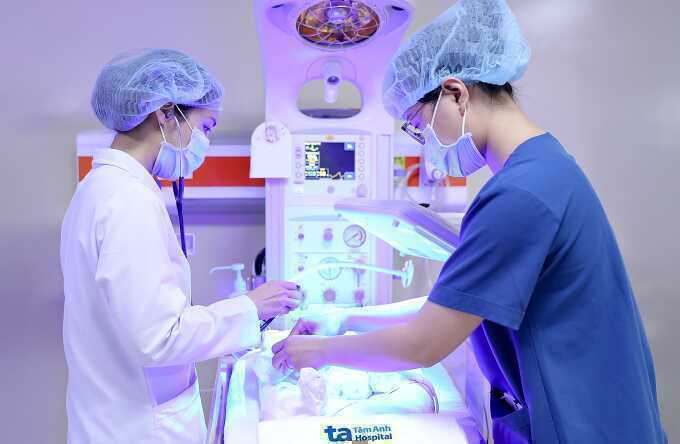 Bé trai sinh non viêm ruột hoại tử