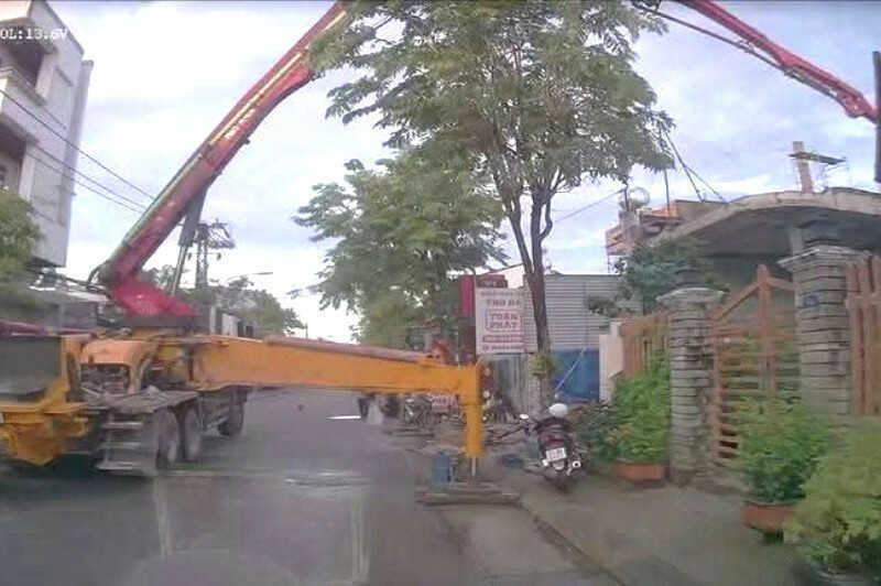 Gãy cần bơm bê tông, 3 người thương vong