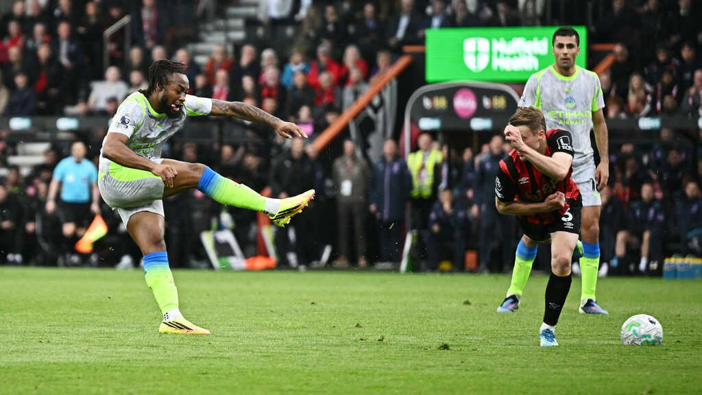 Hòa Bournemouth, Man City dâng cúp cho Arsenal