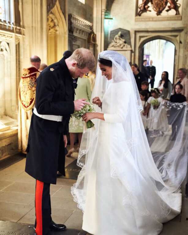 Meghan Markle đăng ảnh cưới chưa từng công bố