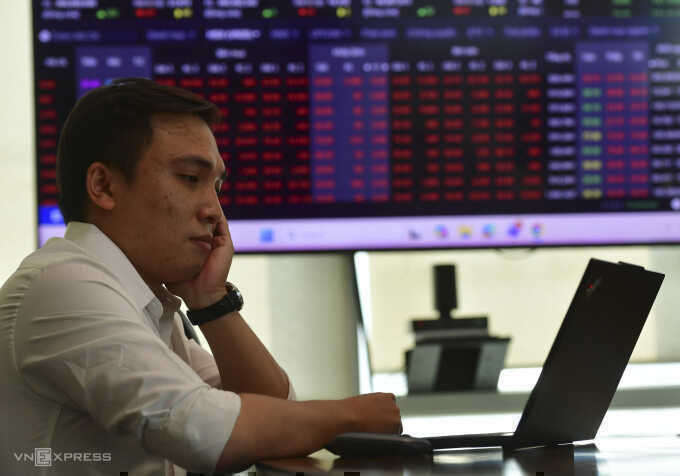 VN-Index giảm hơn 16 điểm