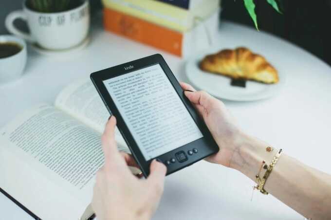 `Cần ý thức dùng sách số có bản quyền`