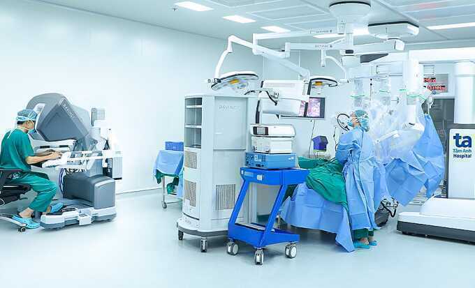Mổ khối u ở rốn phổi bằng robot được không?