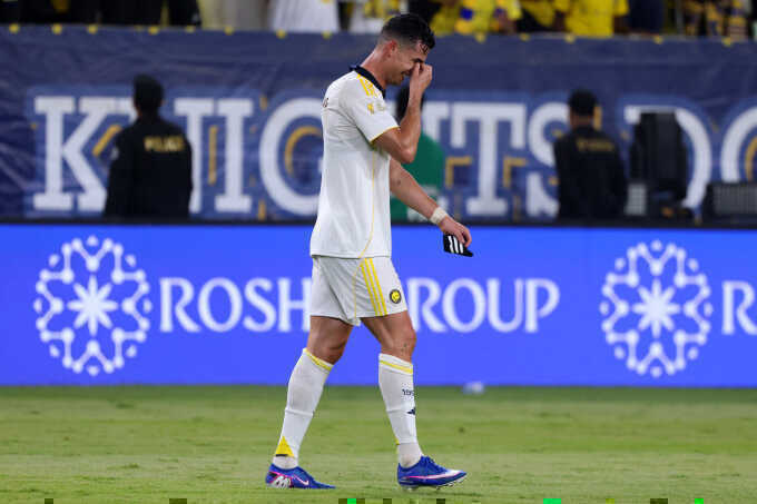 Ronaldo không ngừng khóc khi vô địch Saudi League