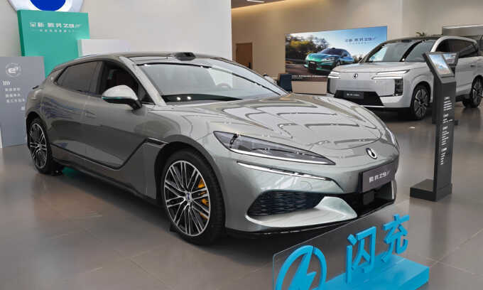 Thay bộ pin xe điện giá gần 11.600 USD
