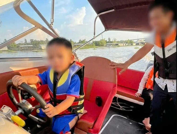 Bố giao ca nô cho con trai 4 tuổi lái, cảnh sát vào cuộc phát hiện nhiều sai phạm