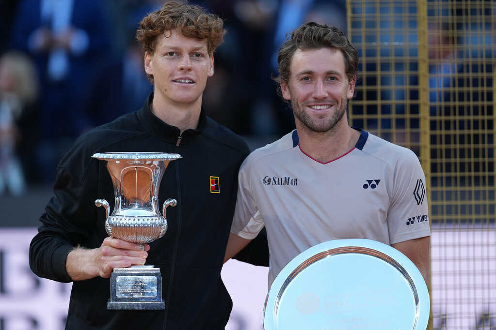 Roland Garros khai mạc: Khó cản bước Jannik Sinner