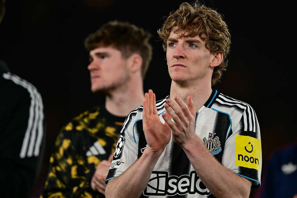 Barca đua gắt Bayern Munich vì Anthony Gordon