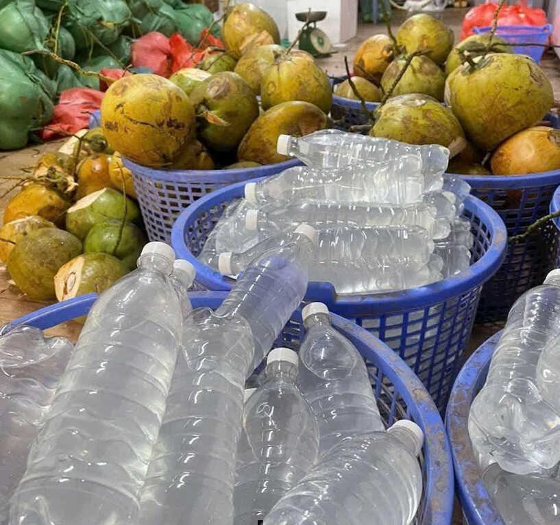 Nắng nóng đỉnh điểm: Có nên uống 2-3 quả dừa mỗi ngày thay nước lọc?