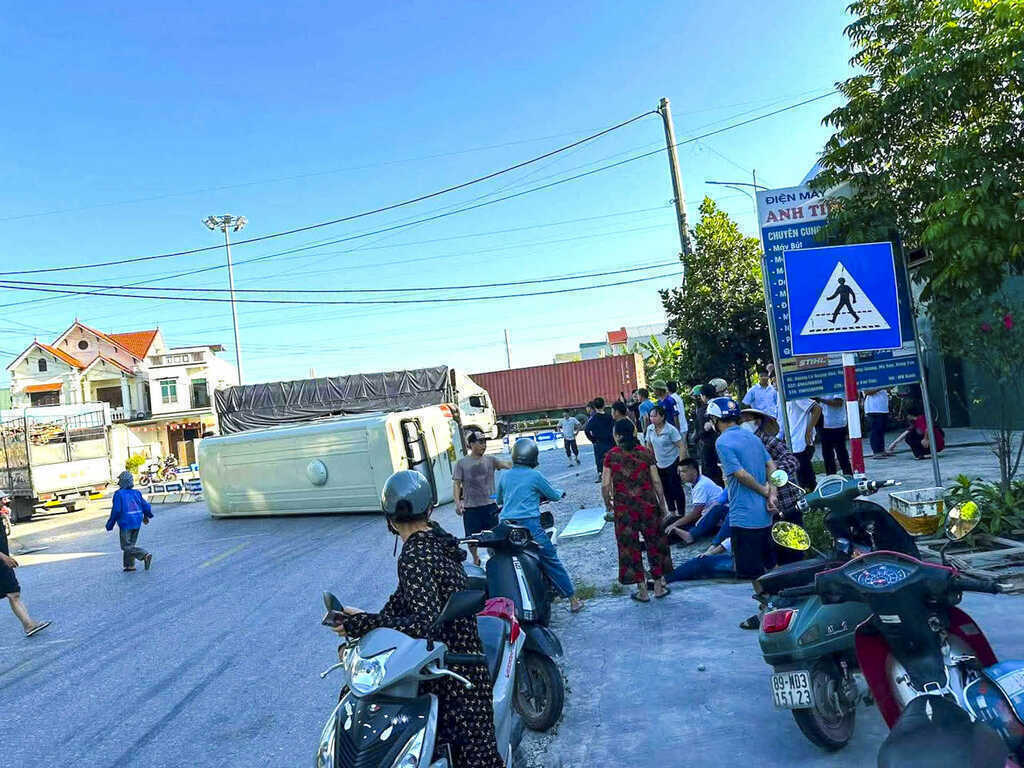 Ô tô chở sinh viên lật ngang giữa đường