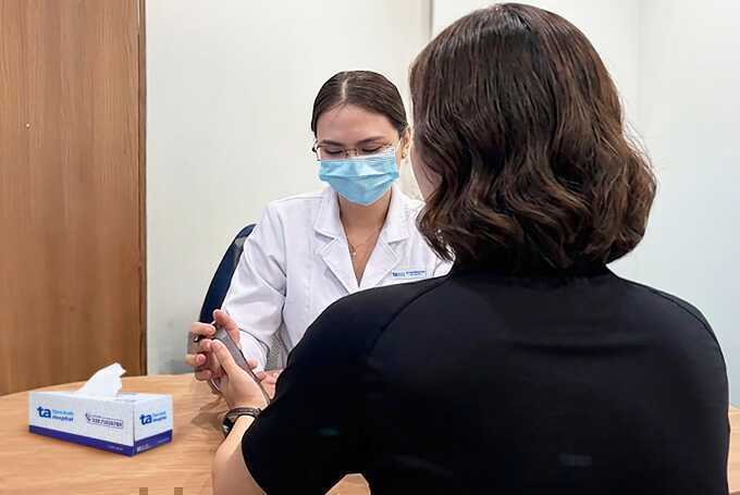 Tiêm hoạt chất trị sẹo lồi sau sinh