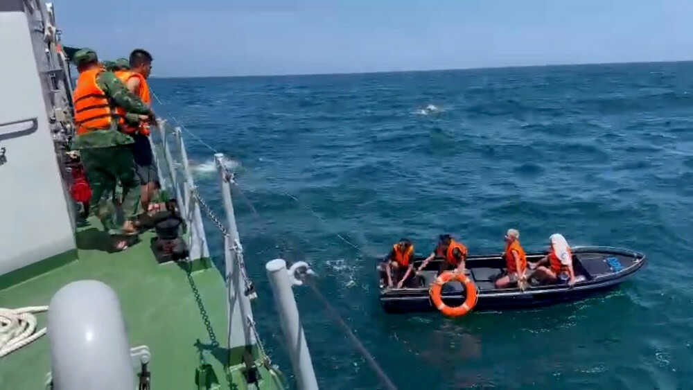 Chìm tàu, 11 ngư dân sống sót sau 12 giờ lênh đênh trên biển