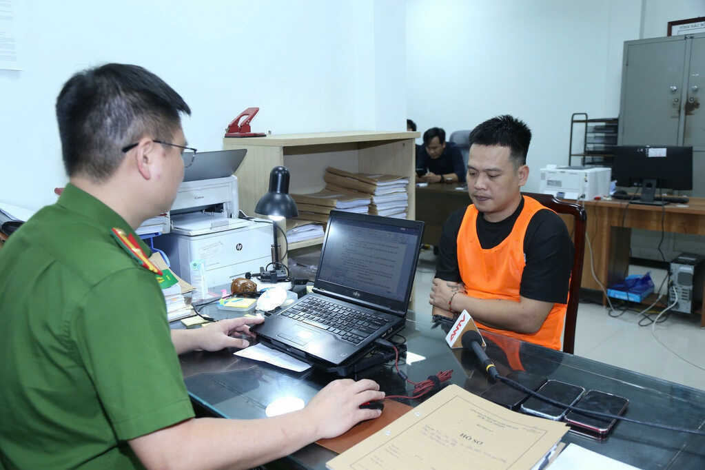 Khởi tố 10 đối tượng trong hệ thống website bóng đá lậu ‘Bún Chả TV’