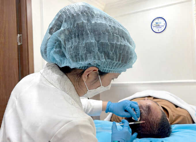Vì sao tóc hai bên thái dương rụng nhiều?