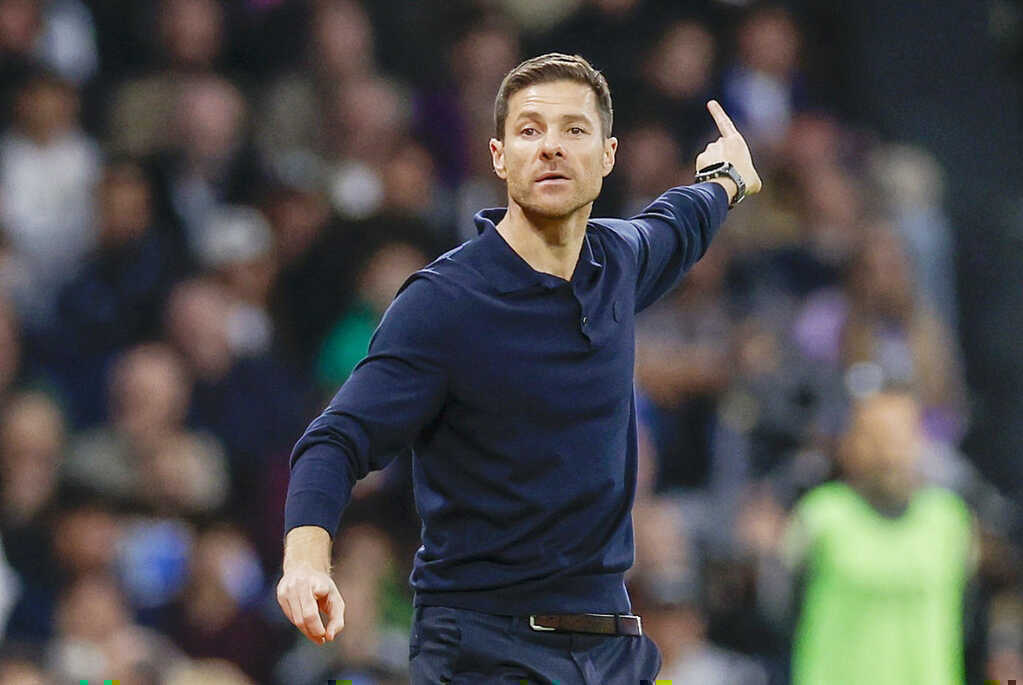 Xabi Alonso phải 
