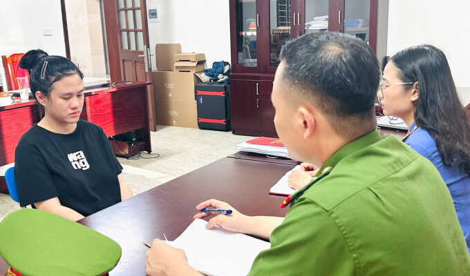 Hai chủ shop livestream bán hàng hiệu giả bị khởi tố