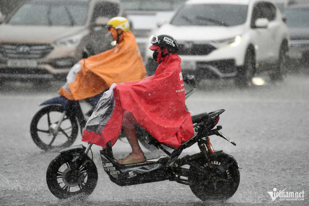 Miền Bắc mưa giông sầm sập, nắng nóng quay lại ngay đầu tháng 6