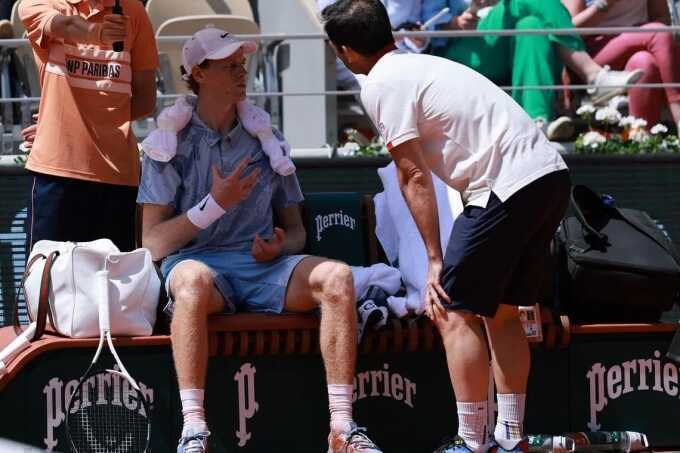 Sinner thua đau ở vòng hai Roland Garros
